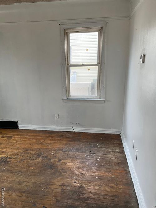 9176 Winthrop St, Detroit, MI, 48228-2160 | Card Image