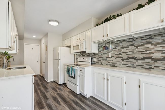 302 Taylor Ct, Condo with 3 bedrooms, 2 bathrooms and 1 parking in Vernon Hills IL | Image 4