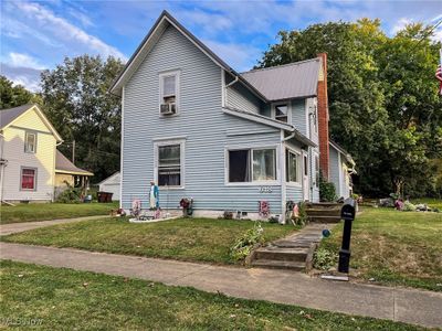 Front facade featuring a front yard | Image 3