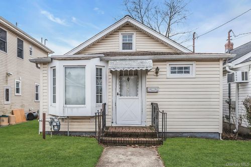 949 N 7th St, New Hyde Park, NY, 11040-3032 | Card Image