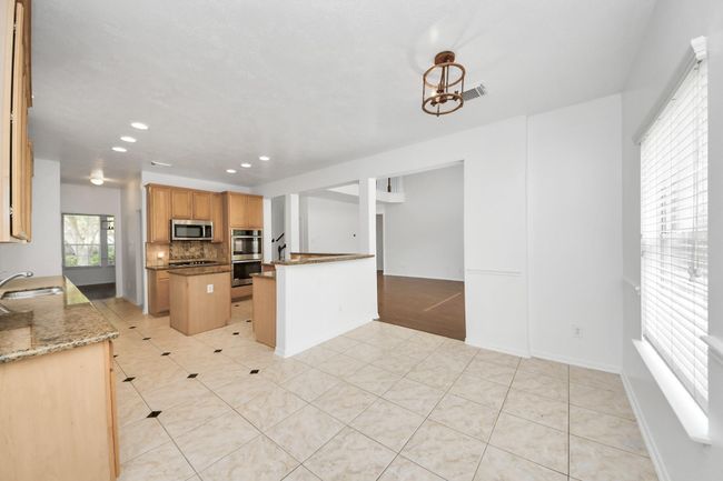 1605 Spring Glen Ln, House other with 5 bedrooms, 4 bathrooms and 2 parking in Pearland TX | Image 12