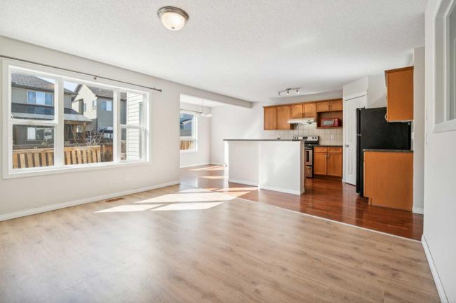 419 Everridge Drive Sw, Home with 3 bedrooms, 2 bathrooms and 4 parking in Calgary AB | Image 5