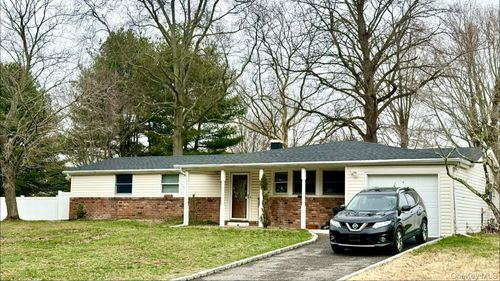 39 University Heights Dr, Stony Brook, NY, 11790-2730 | Card Image