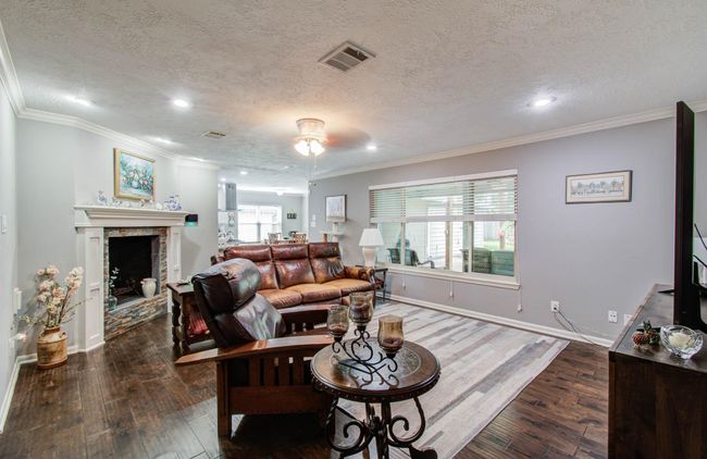 9818 Emnora Ln, House other with 4 bedrooms, 2 bathrooms and 2 parking in Houston TX | Image 10