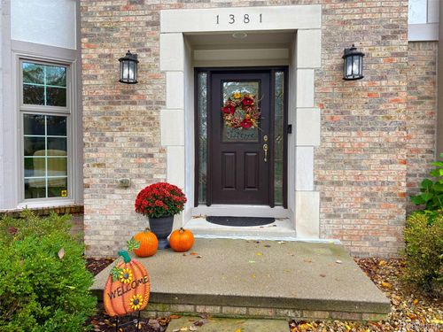 1381 Bradbury Dr, Troy, MI, 48098-6316 | Card Image