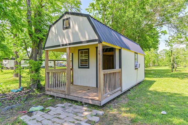 This little additional building has power to use for whatever you desire! | Image 32
