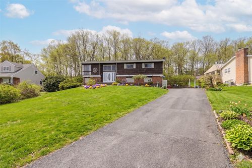 75 Tennyson Dr, Nanuet, NY, 10954-1039 | Card Image