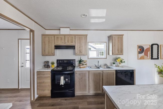 Kitchen | Image 13
