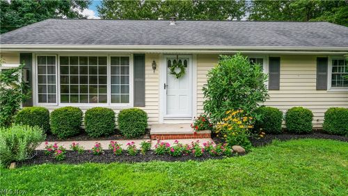 8860 Crackel Road, Chagrin Falls, OH, 44023 | Card Image