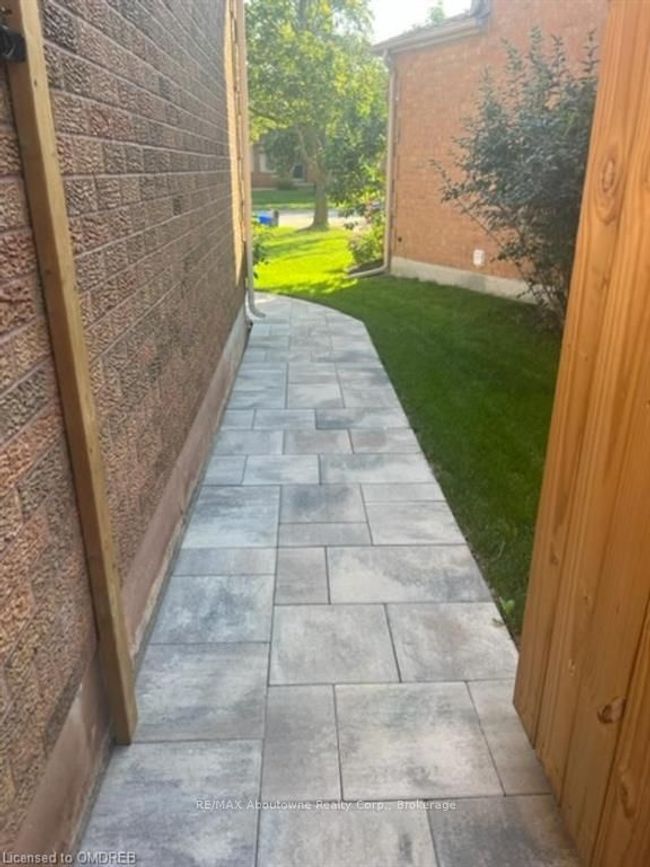 Whole property is professionally landscaped | Image 34