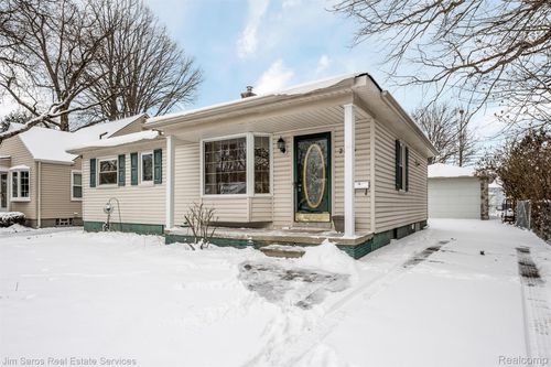 2204 Roslyn Rd, Grosse Pointe Woods, MI, 48236-1073 | Card Image