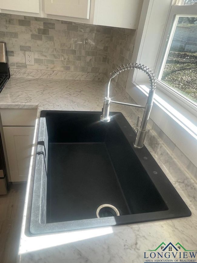338 E Peters St, House other with 3 bedrooms, 2 bathrooms and null parking in De Kalb TX | Image 17