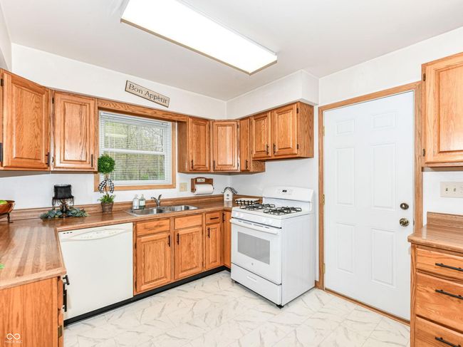 Kitchen | Image 15