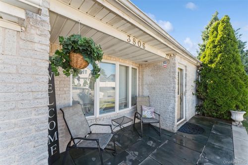 3806 Windsor Dr, Bethpage, NY, 11714-5400 | Card Image