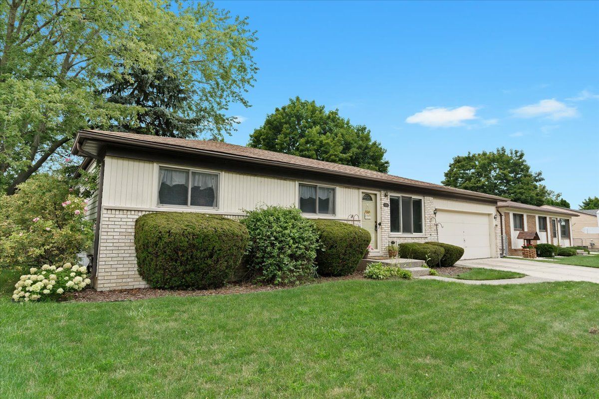 Greenbrier Ln, Clinton Township, MI 48038