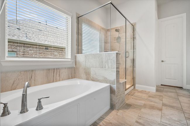 Separate bath/shower with seat | Image 27