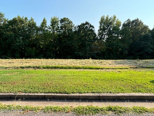 83 Derek Dr, Lexington, TN, 38351-1361 | Card Image