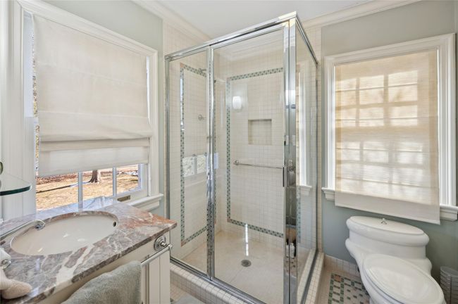 Full en-suite bath off the first level | Image 18