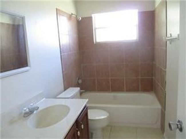 Guest bathroom | Image 8