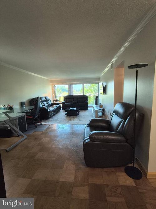 606-1300 Army Navy Dr, ARLINGTON, VA, 22202-2047 | Card Image
