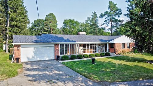 300 Sherman Ct, Ortonville, MI, 48462-8621 | Card Image