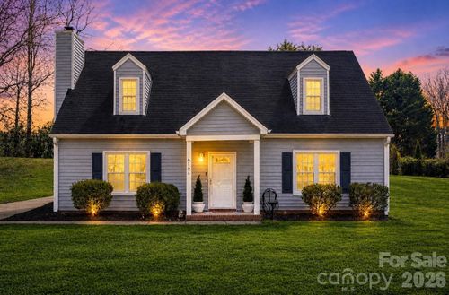 6104 Sunbridge Ct, Charlotte, NC, 28269-2700 | Card Image