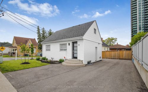 15 Centre St S, Brampton, ON, L6W2X6 | Card Image