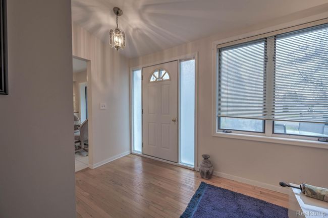 FOYER ENTRY | Image 4
