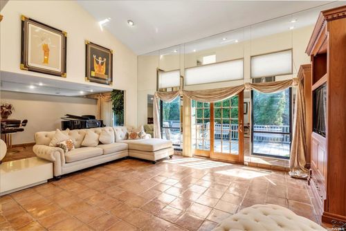 32-32 Club Dr N, Jericho, NY, 11753-1129 | Card Image