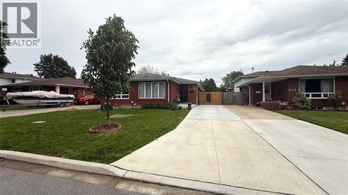9793 Lynngrove Cres, Windsor, ON, N8R1B8 | Card Image