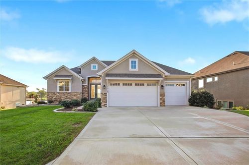 4313 Lakeshore Dr, Basehor, KS, 66007-5169 | Card Image