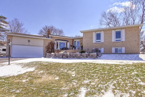 33 E Avonlea Road E, Uxbridge, ON, L0C1C0 | Card Image