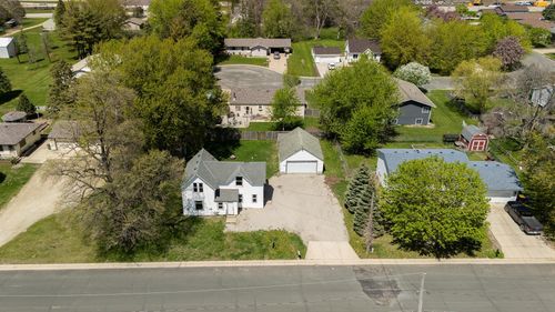 812 E Main St, Dodge Center, MN, 55927-9111 | Card Image