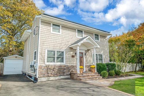 785 Franklyn Ave, Bohemia, NY, 11716-4401 | Card Image