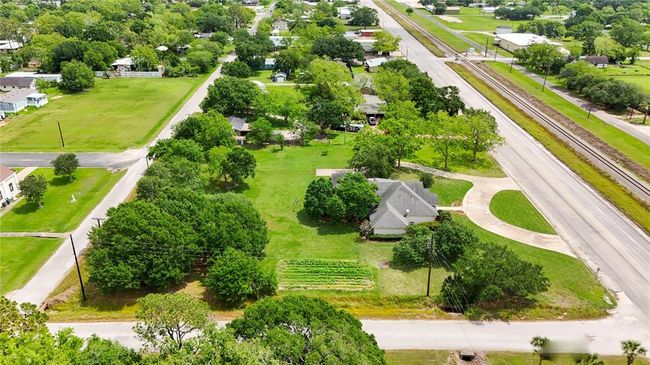1212 W North St, House other with 3 bedrooms, 3 bathrooms and 2 parking in Louise TX | Image 47