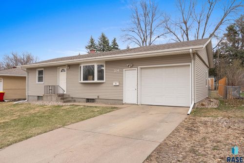704 S Bahnson Ave, Sioux Falls, SD, 57103-2523 | Card Image