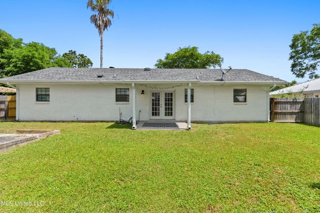 414 Demontluzin back patio and yard | Image 20