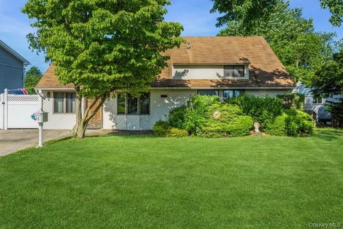 15 Bunker Ln, Hicksville, NY, 11801-6403 | Card Image
