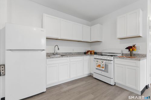 654 Park St, Hartford, CT, 06106-4615 | Card Image