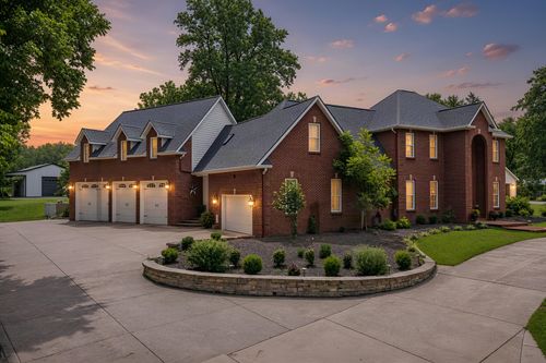 170 E Main Street, Paris, KY, 40361 | Card Image