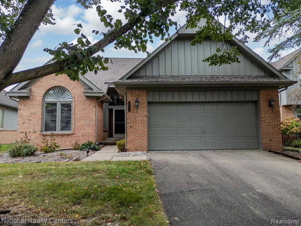Warwick Dr, Farmington Hills, MI 48331