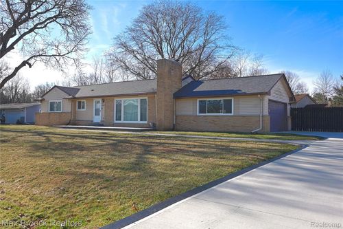 23645 W Newell Cir, Farmington Hills, MI, 48336-3067 | Card Image