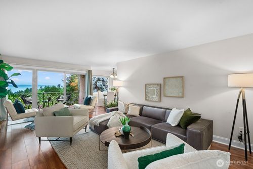 apt-b-11515 Greenwood Ave N, Seattle, WA, 98133-8629 | Card Image