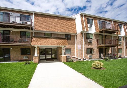 c311-752 Quaker Ln, East Greenwich, RI, 02818-1661 | Card Image