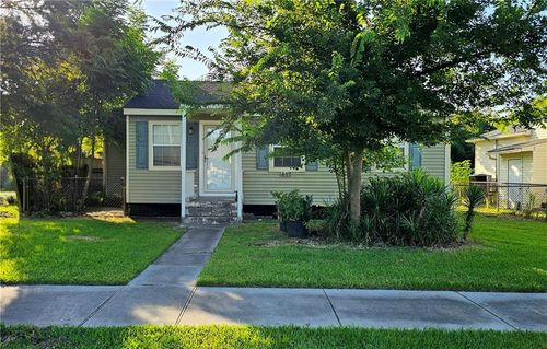 407 Center St, Arabi, LA, 70032-1501 | Card Image
