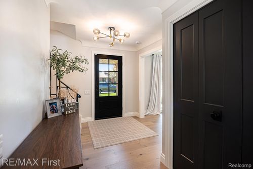 34 Putnam Pl, Grosse Pointe Shores, MI, 48236-1224 | Card Image