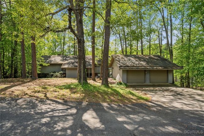 View of front facade with a detached garage | Image 8
