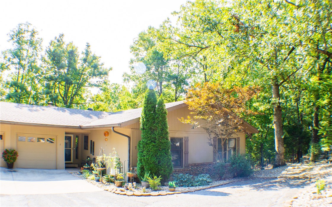 Joanie Ln, Bella Vista, AR 72715