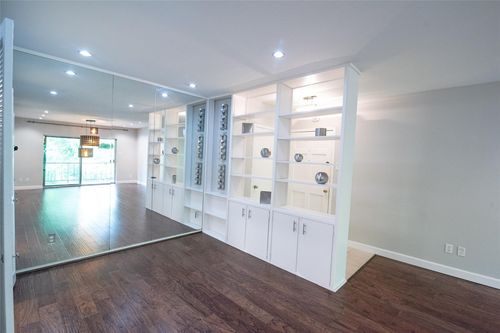 apt-209-2238 S Piney Point Rd, Houston, TX, 77063-1433 | Card Image