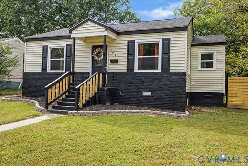 105 Gravatt Ave, Blackstone, VA, 23824-1207 | Card Image